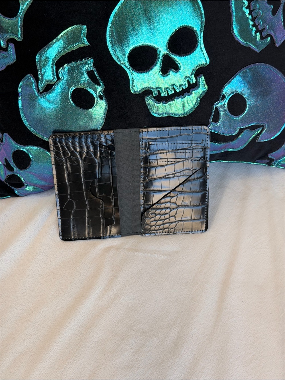 Black Vegan Croc Embossed Vertical Bifold Card Wallet Minimalist Holder - Picture 2 of 2